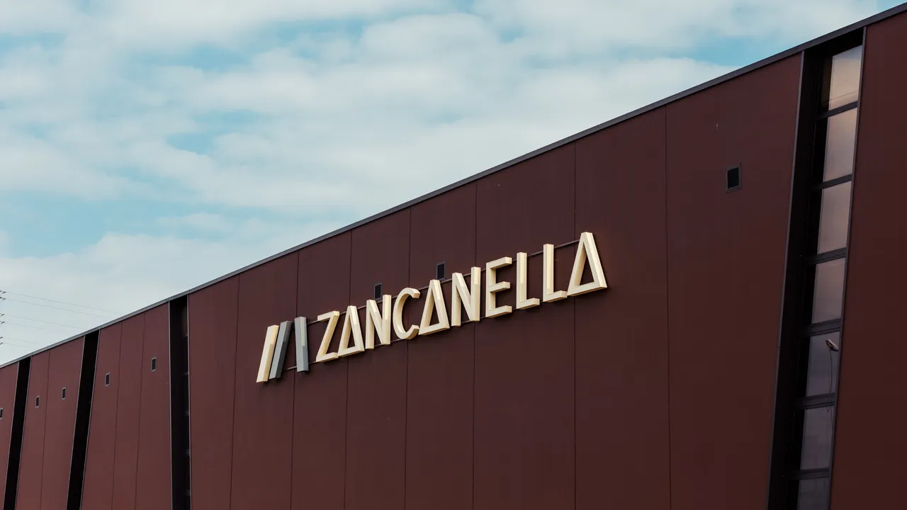 La sede Zancanella, con la facciata corten e l’insegna aziendale