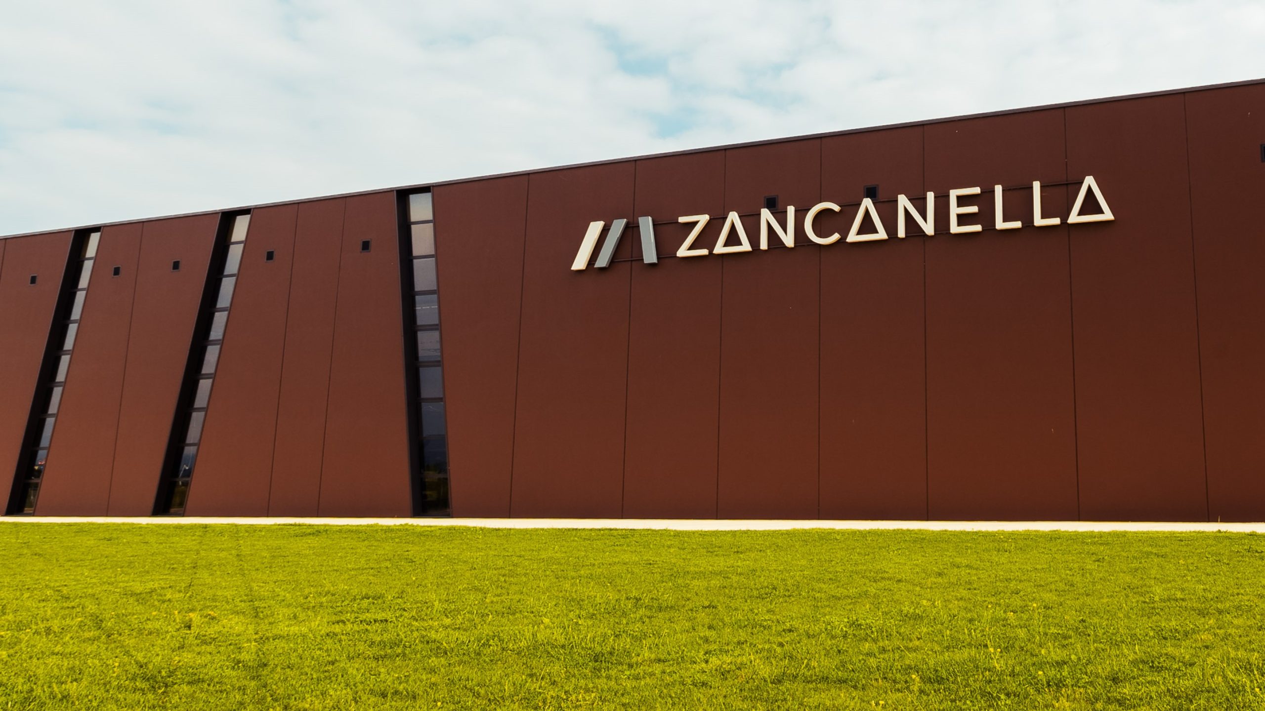 La sede Zancanella, con la facciata corten e l’insegna aziendale